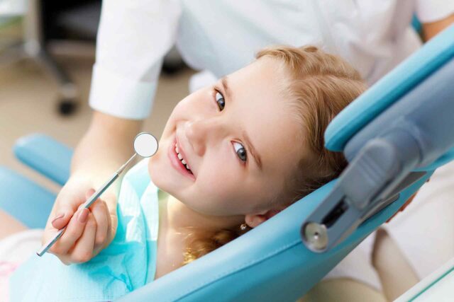 Dental Com niña en consultorio de clínica dental