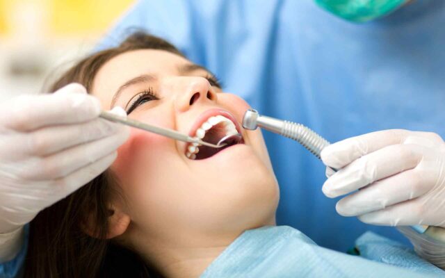 Dental Com mujer en clínica dental