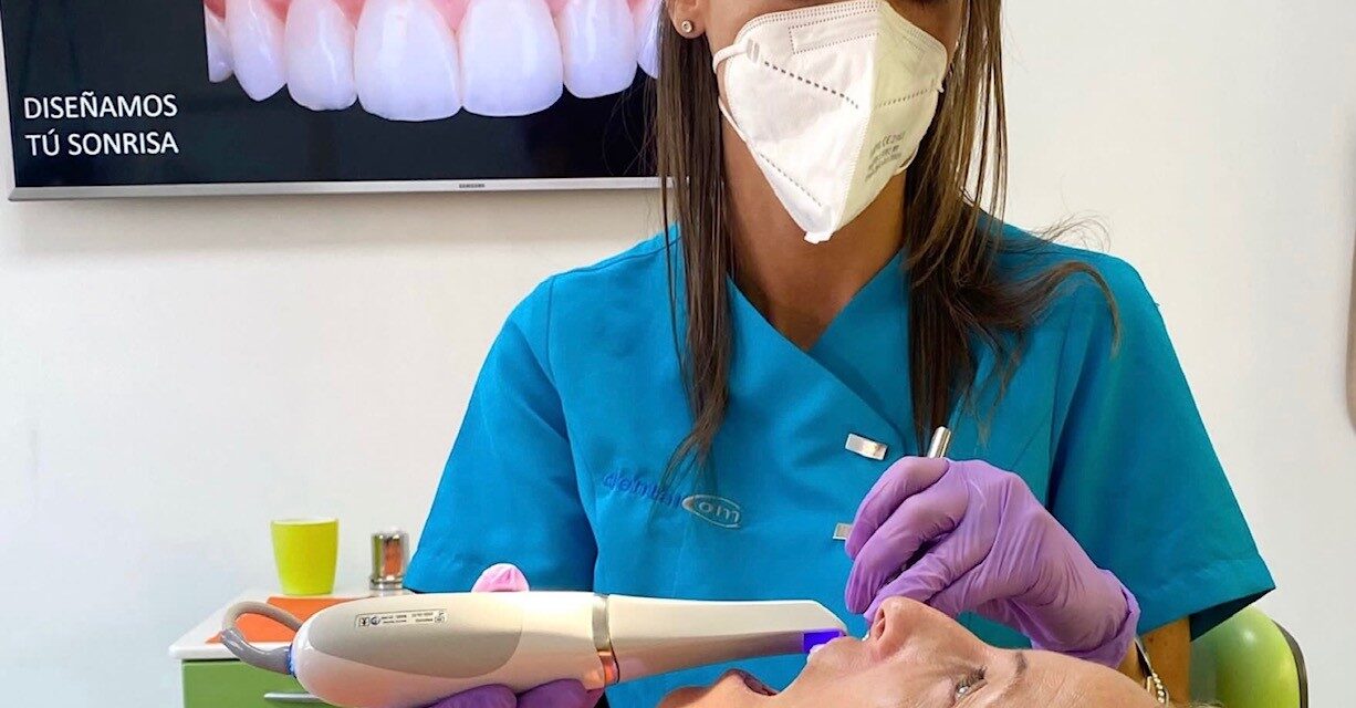 ¿Cómo se hace el blanqueamiento dental en una clínica?